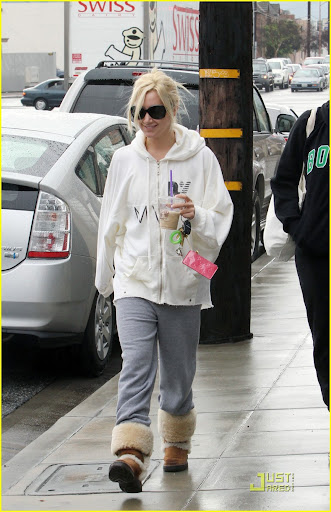 ashley-tisdale-haylie-duff-coffee-06.jpg