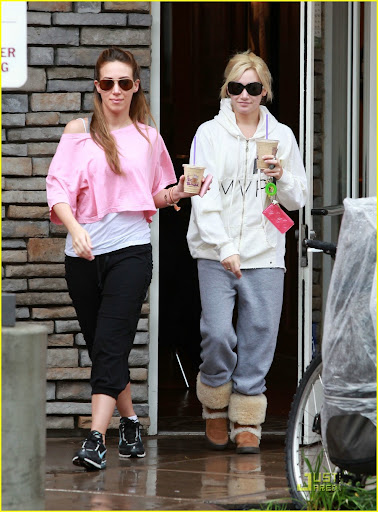 02-06-10 Toluca Lake, CA
Actress Ashley Tisdale grabs coffee with a friend at Coffee Bean in Toluca Lake, CA.
NON-EXCLUSIVE PIX by Flynet ©2010
818-307-4813 Nicolas