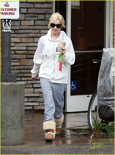 02-06-10 Toluca Lake, CA
Actress Ashley Tisdale grabs coffee with a friend at Coffee Bean in Toluca Lake, CA.
NON-EXCLUSIVE PIX by Flynet ©2010
818-307-4813 Nicolas