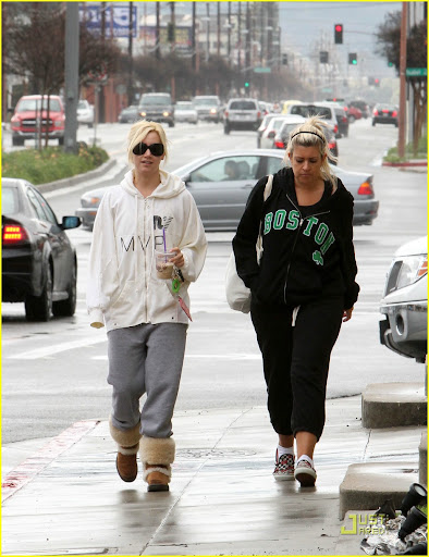 ashley-tisdale-haylie-duff-coffee-05.jpg