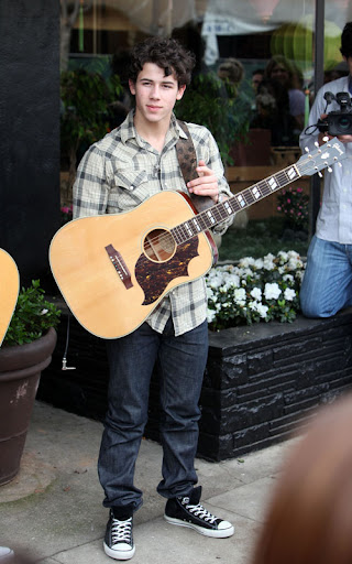 02-02-10 Sherman Oaks, CA  Nick Jonas performed a solo show for his fans outside of Mark's Garden flower shop in Sherman Oaks. After the show, he handed out roses to all the girls in attendance. Like a typical teenager, Nick has a few zits on his face.  NON-EXCLUSIVE PIX by Flynet ©2010 818-307-4813  Nicolas