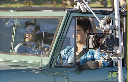 © BAUER-GRIFFIN.COM
***PRINT USAGE ON AGREED FEE ONLY*** Please contact Randy Bauer at (310)480-5553 or randy@bauergriffin.com***
Joe Jonas and Demi Lovato drive through the hills of Malibu filming a music video for their duet "Make a Wave."
EXCLUSIVE February 15, 2010
Job: 100216W8 Malibu, California
www.bauergriffin.com
www.bauergriffinonline.com