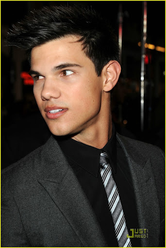 LOS ANGELES, CA - FEBRUARY 08:  Actor Taylor Lautner arrives at the premiere of New Line Cinema's "Valentine's Day" held at Grauman's Chinese Theatre on February 8, 2010 in Los Angeles, California.  (Photo by Kevin Winter/Getty Images)