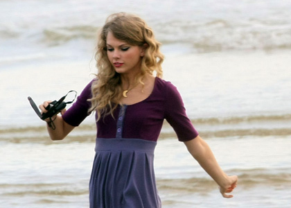 taylor-swift-beach-dancer.jpg