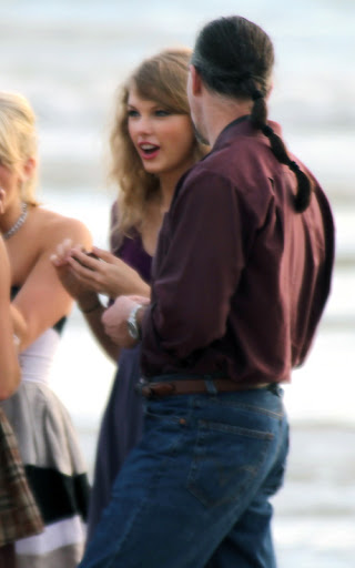 #4511215 “Valentine's Day” actress and country singer Taylor Swift enjoyed a day at the beach in Melbourne, Australia with a few friends on February 09, 2010. Fame Pictures, Inc - Santa Monica, CA, USA - +1 (310) 395-0500