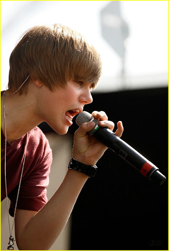 WASHINGTON - APRIL 05: Canadian pop star Justin Bieber performs during the Easter Egg Roll on the South Lawn of the White House April 5, 2010 in Washington, DC. About 30,000 people are expected to attend attended the 132-year-old tradition of rolling colored eggs down the South Lawn of the White House. (Photo by Chip Somodevilla/Getty Images)