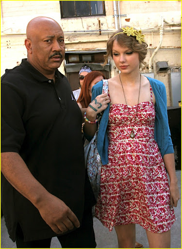 April 16, 2010: Taylor Swift leaves Jack & Jill's after having lunch with her band members before heading to her performance in Los Angeles, California.Mandatory Byline: The Media Circuit/INFphoto.com   Ref.:  infusla-133