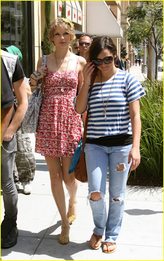 April 16, 2010: Taylor Swift leaves Jack & Jill's after having lunch with her band members before heading to her performance in Los Angeles, California.Mandatory Byline: The Media Circuit/INFphoto.com   Ref.:  infusla-133
