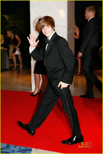 WASHINGTON - MAY 01: Singer Justin Bieber arrives at the White House Correspondents' Association dinner on May 1, 2010 in Washington, DC. The annual dinner featured comedian Jay Leno and was attended by President Barack Obama and First Lady Michelle Obama. (Photo by Brendan Hoffman/Getty Images)