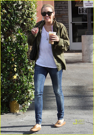 Miley Cyrus buys a very hot coffee at Coffeebean in Toluca Lake
Los Angeles, California - 23.05.10
Mandatory credit: BJJ/WENN.com