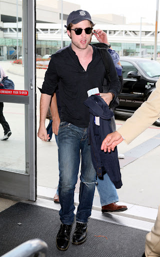 Teen heart throb Robert Pattinson has his back pack and opts for his trusty Ray Ban sunglasses as he catches a flight out of Los Angeles international airport.  <P> Pictured: Robert Pattinson <P> <B>Ref: SPL115846  260709  </B><BR/> Picture by: Tom Vickers/ Splash News<BR/> </P><P> <B>Splash News and Pictures</B><BR/> Los Angeles:	310-821-2666<BR/> New York:	212-619-2666<BR/> London:	870-934-2666<BR/> photodesk@splashnews.com<BR/> </P>