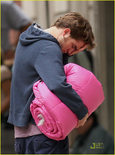 robert-pattinson-pink-sleeping-bag-03.jpg