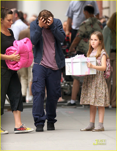 robert-pattinson-pink-sleeping-bag-01.jpg