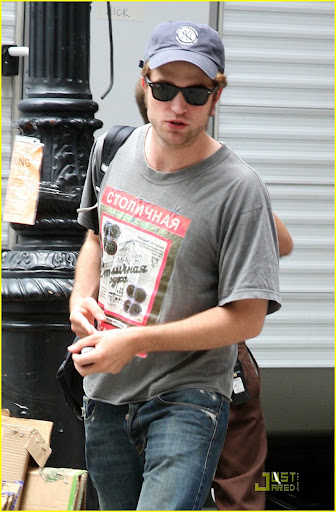 robert-pattinson-pink-sleeping-bag-02.jpg