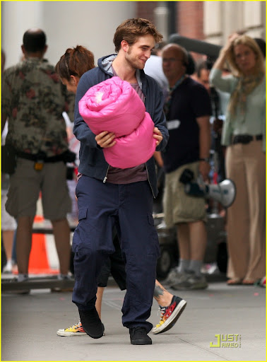 robert-pattinson-pink-sleeping-bag-07.jpg