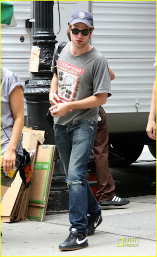 robert-pattinson-pink-sleeping-bag-08.jpg