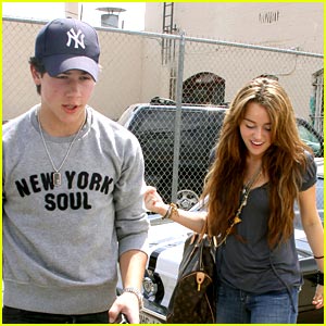 miley-cyrus-nick-jonas-ring.jpg
