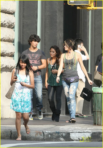 joe-jonas-soho-stud-06.jpg