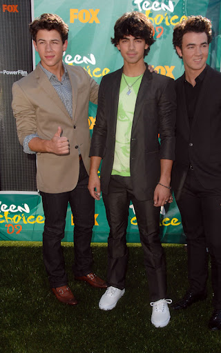 UNIVERSAL CITY, CA - AUGUST 09: (L-R) Singers Nick Jonas, Joe Jonas, and Kevin Jonas arrive at the Teen Choice Awards 2009 held at the Gibson Amphitheatre on August 9, 2009 in Universal City, California. (Photo by Steve Granitz/WireImage) *** Local Caption *** Nick Jonas;Joe Jonas;Kevin Jonas