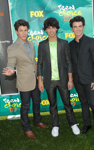 UNIVERSAL CITY, CA - AUGUST 09: Musicians Nick Jonas, Joe Jonas and Kevin Jonas of Jonas Brothers arrive at the Teen Choice Awards 2009 held at the Gibson Amphitheatre on August 9, 2009 in Universal City, California. (Photo by Jon Kopaloff/FilmMagic) *** Local Caption *** Nick Jonas;Joe Jonas;Kevin Jonas