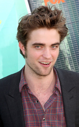 UNIVERSAL CITY, CA - AUGUST 09: Actor Robert Pattinson arrives at the 2009 Teen Choice Awards held at Gibson Amphitheatre on August 9, 2009 in Universal City, California. (Photo by Jason Merritt/Getty Images) *** Local Caption *** Robert Pattinson