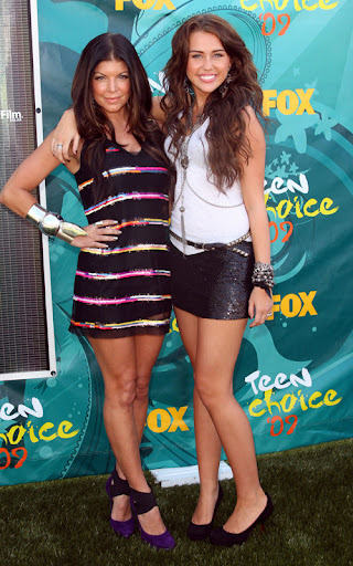 UNIVERSAL CITY, CA - AUGUST 09: Singers Fergie and Miley Cyrus arrive at the 2009 Teen Choice Awards held at Gibson Amphitheatre on August 9, 2009 in Universal City, California. (Photo by Jason Merritt/Getty Images) *** Local Caption *** Fergie;Miley Cyrus