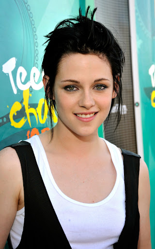 UNIVERSAL CITY, CA - AUGUST 09: Actress Kristen Stewart arrives at the Teen Choice Awards 2009 held at the Gibson Amphitheatre on August 9, 2009 in Universal City, California. (Photo by Kevin Mazur/WireImage) *** Local Caption *** Kristen Stewart
