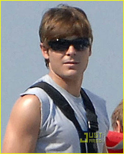 zac-efron-rocks-boat-01.jpg