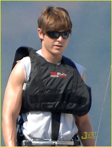 zac-efron-rocks-boat-05.jpg