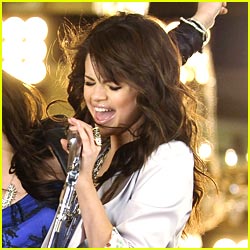 selena-gomez-falling-down.jpg
