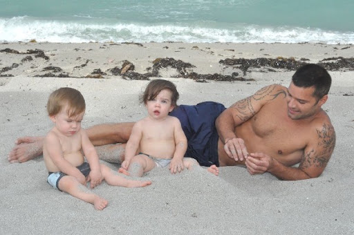 Ricky_with_Matteo_and_Valentino_at_the_beach_2.jpg