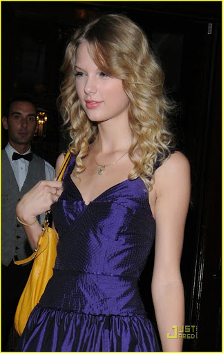 Taylor Swift leaves her hotel in london to go for dinner in trendy notting hill london uk <P> Pictured: Taylor Swift <B>Ref: SPL113359  200809   EXCLUSIVE</B><BR/> Picture by: Splash News<BR/> </P><P> <B>Splash News and Pictures</B><BR/> Los Angeles:	310-821-2666<BR/> New York:	212-619-2666<BR/> London:	870-934-2666<BR/> photodesk@splashnews.com<BR/> </P>
