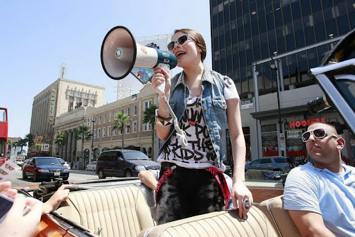 miranda-cosgrove-cadillac-cruisin23.jpg
