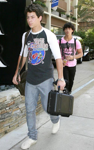 08-10-09 Beverly Hills, CA The Jonas Brothers, Nick Jonas, Joe Jonas and Kevin Jonas seen arriving and getting on their tour bus in Beverly Hills. Kevin is also sporting his Louis Vuitton man purse.... Non-Exclusive Pix by Flynet ©2009 818-307-4813 Nicolas 310-869-0177 Scott