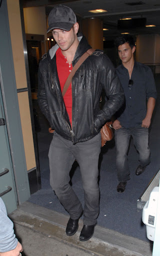 Taylor Lautner and Kellan Lutz arrive in Vancouver and greet fans. The Twilight cast are now all officially here as Taylor and Kellan are the last to arrive for filming fo the third film Eclipse. Taylor was happy to sign autographs for fans after returning from LA to attend the Teen Choice Awards <P> Pictured: Taylor Lautner <B>Ref: SPL118879  110809  </B><BR/> Picture by: Whittle /Beetham / Splash News<BR/> </P><P> <B>Splash News and Pictures</B><BR/> Los Angeles:	310-821-2666<BR/> New York:	212-619-2666<BR/> London:	870-934-2666<BR/> photodesk@splashnews.com<BR/> </P>