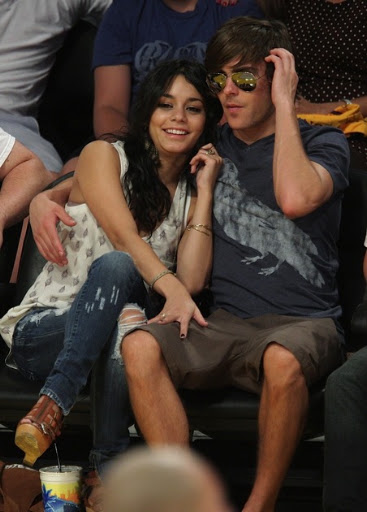 post_image-zac-efron-vanessa-hudgens-lakers-game-08162009-05.jpg