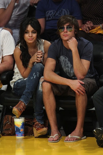 gallery_main-zac-efron-vanessa-hudgens-lakers-game-08162009-11.jpg