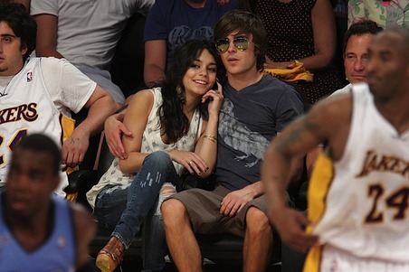 gallery_main-zac-efron-vanessa-hudgens-lakers-game-08162009-12.jpg
