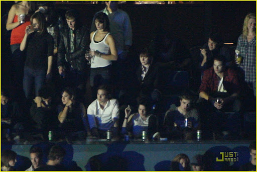 kristen-stewart-robert-pattinson-kings-of-leon-06.jpg