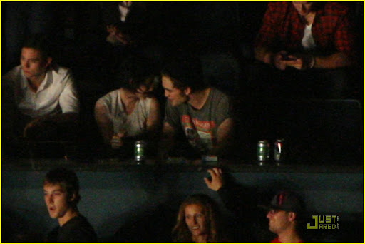 kristen-stewart-robert-pattinson-kings-of-leon-08.jpg