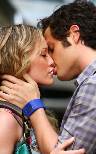 Hilary Duff kisses Penn Badgley