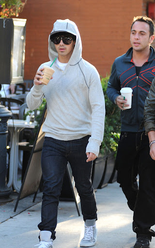 Joe Jonas of the Jonas brothers seen out with a coffee in Yorkville Toronto, Canada - 05.09.09 Mandatory Credit: I.Kavanaugh/WENN.com