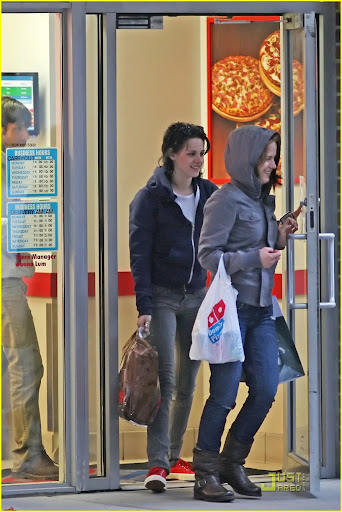 ©BAUER-GRIFFIN.COM ***NO CANADA RIGHTS*** "Twilight" stars Kristen Stewart, Nikki Reed, and Elizabeth Reaser, along with Reed's boyfriend Paris Latsis, stop in at Domino's Pizza after a day of shopping shoes and jackets.  EXCLUSIVE      September 8, 2009 Job: 90909X5     Vancouver, Canada www.bauergriffin.com www.bauergriffinonline.com