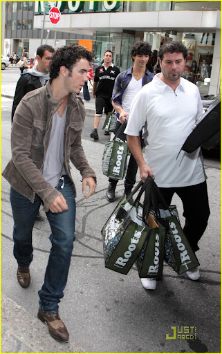jonas-brothers-bloor-street-04.jpg