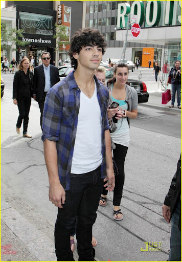 jonas-brothers-bloor-street-03.jpg