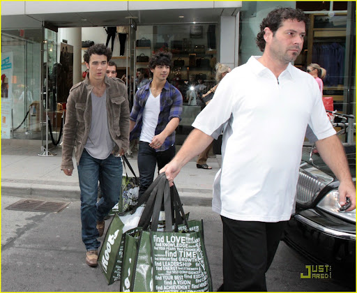 jonas-brothers-bloor-street-06.jpg