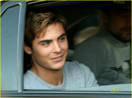 zac-efron-very-vancouver-07.jpg