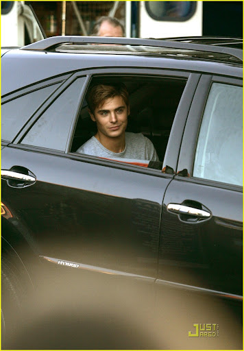 ©BAUER-GRIFFIN.COM Zac Efron waves to his adoring fans who line the streets as he continues to film his latest movie "The Life and Death of Charlie St Cloud" NON-EXCLUSIVE Sept 25th, 2009 Job: 90925NE1 Vancouver, Canada www.bauergriffin.com www.bauergriffinonline.com