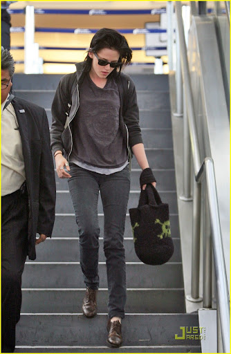 © BAUER-GRIFFIN.COM Actress Kristen Stewart arrives into Los Angeles International Airport (LAX) wearing sunglasses. NON-EXCLUSIVE           October 17, 2009 Job: 91017M10     Los Angeles, California www.bauergriffin.com www.bauergriffinonline.com