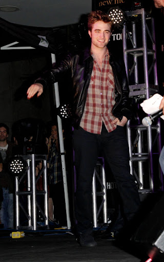 November 06, 2009: Robert Pattinson at the Twilight Saga 'New Moon' cast tour at Hollywood & Highland, Los Angeles, California. Credit: INFevents.com Ref.: infusla-64